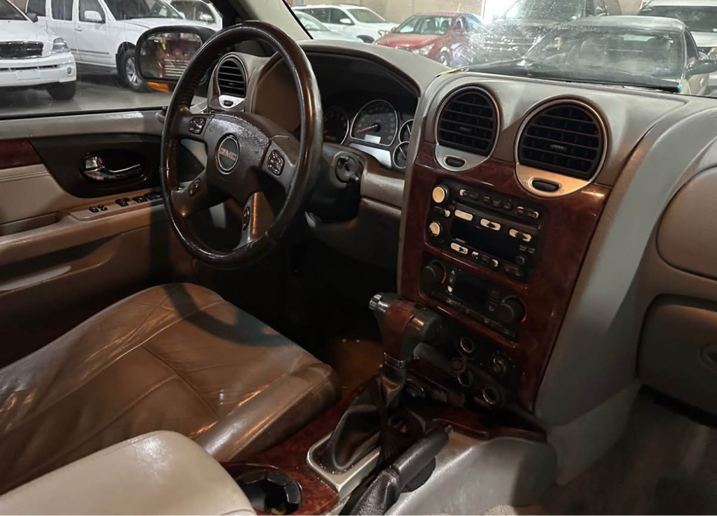 2005 GMC Envoy Image 9