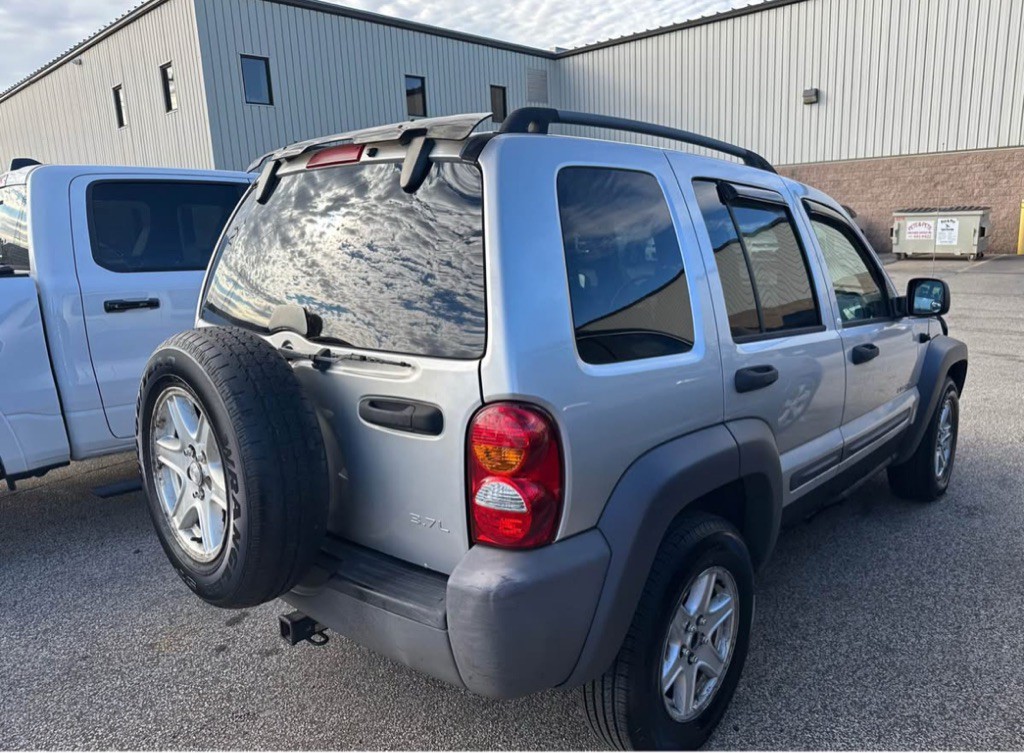 2004 Jeep Liberty Image 3