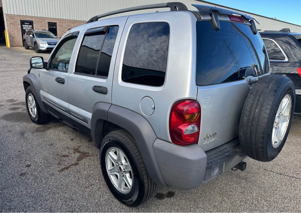 2004 Jeep Liberty Image 5