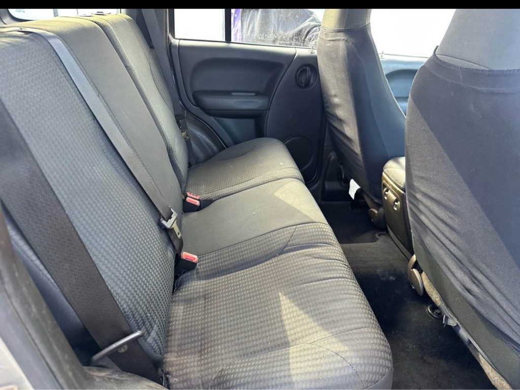 2004 Jeep Liberty Image 6