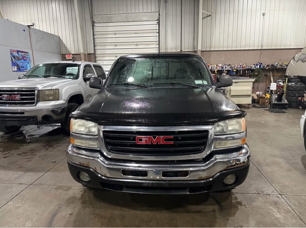 2005 GMC Sierra Image 2