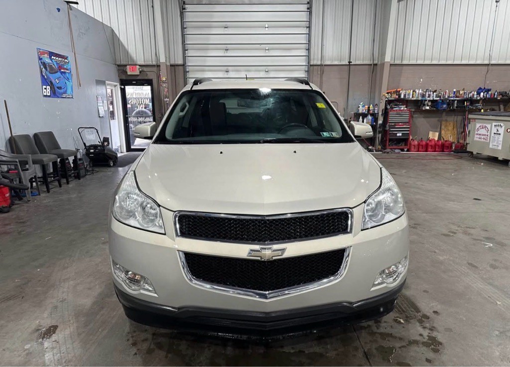 2011 Chevrolet Traverse Image 2