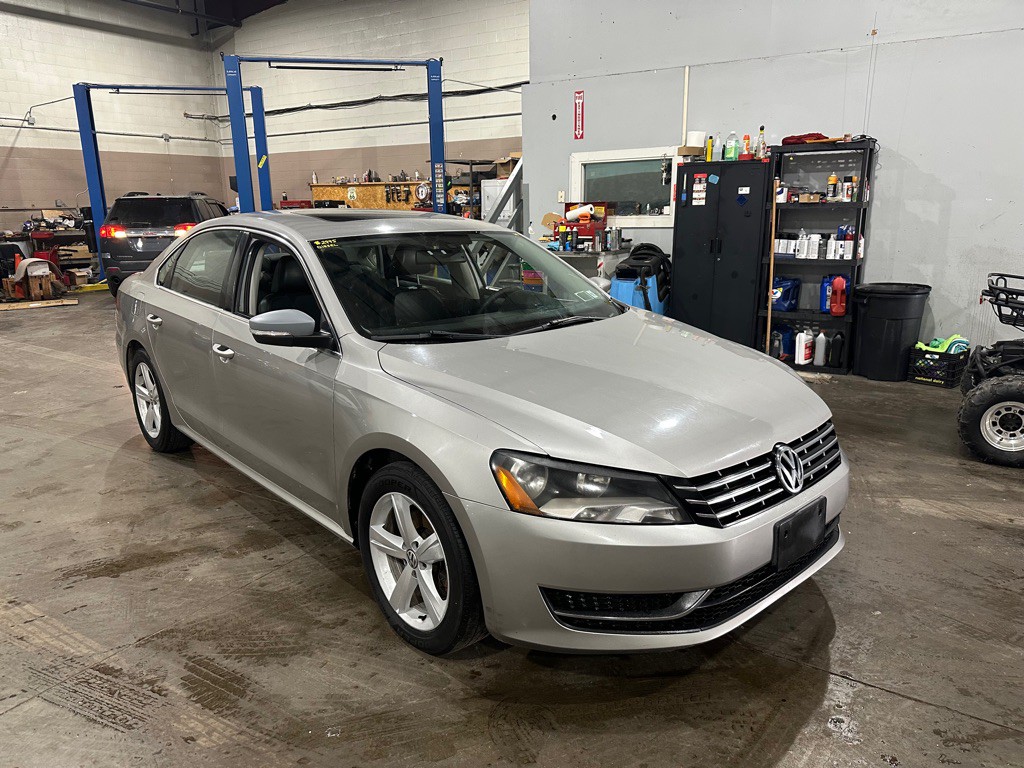 2013 Volkswagen Passat Image 1