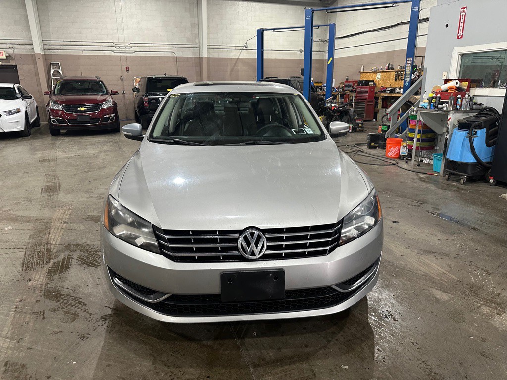 2013 Volkswagen Passat Image 2