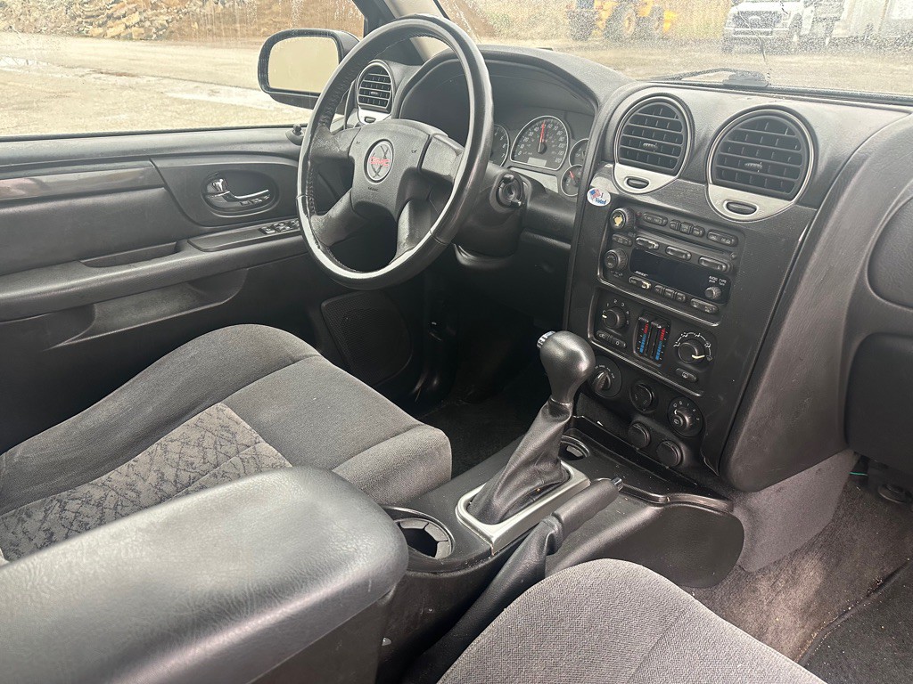 2005 GMC Envoy Image 10