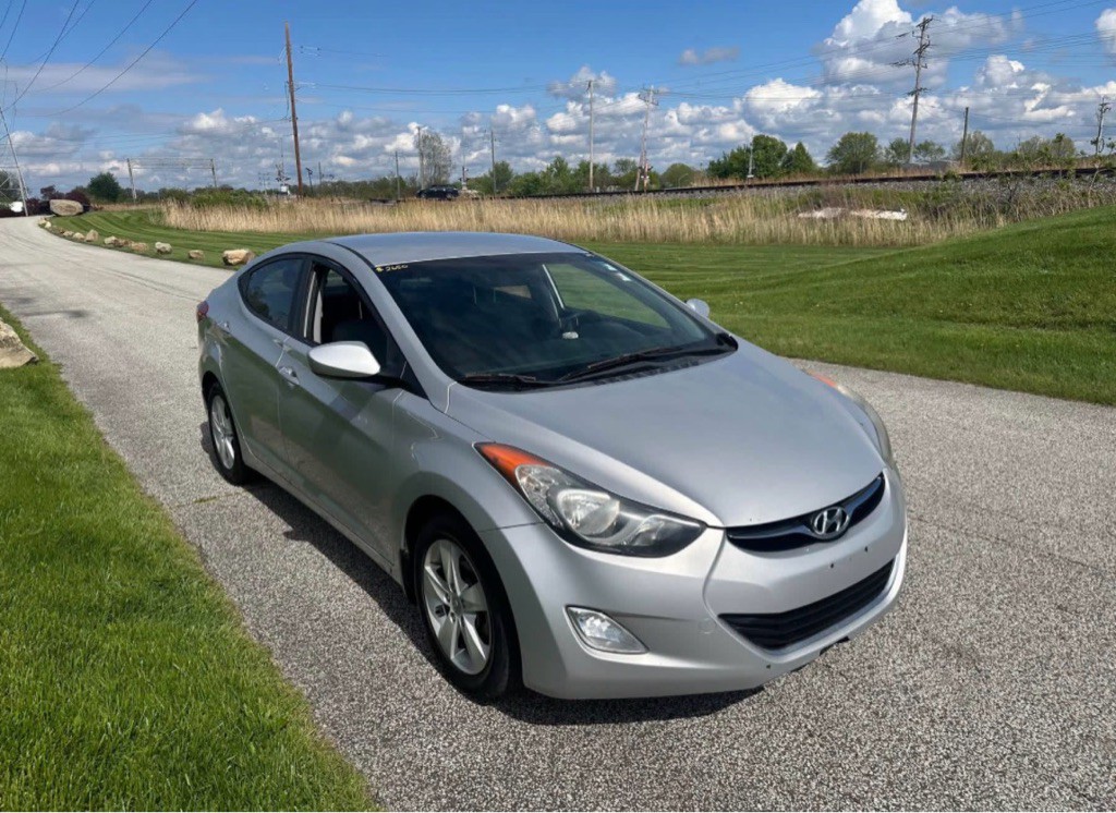 2013 Hyundai Elantra Image 2