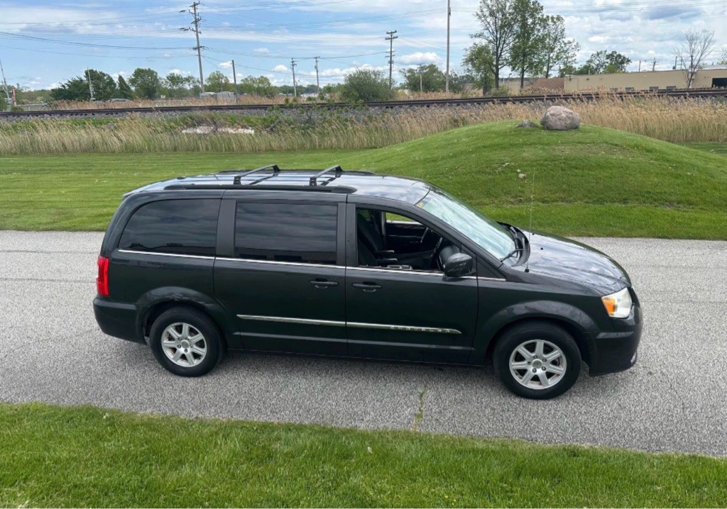 2012 Chrysler Town & Country Image 2