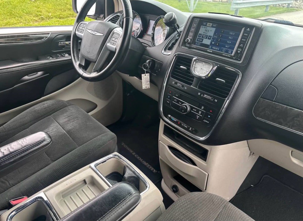 2012 Chrysler Town & Country Image 11