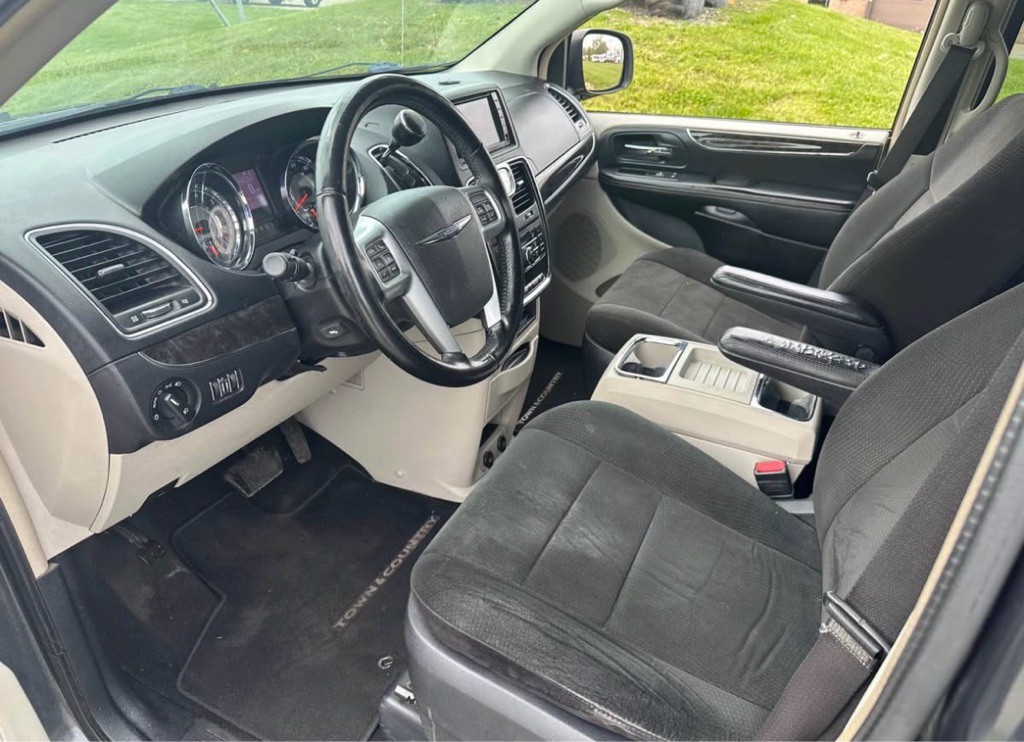 2012 Chrysler Town & Country Image 12