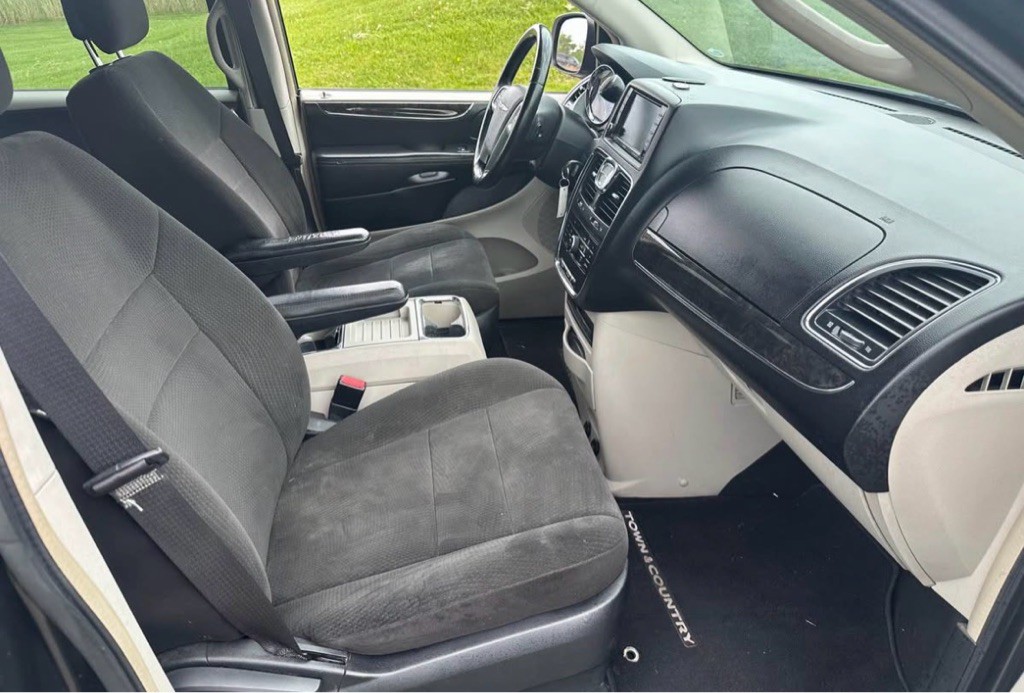2012 Chrysler Town & Country Image 13