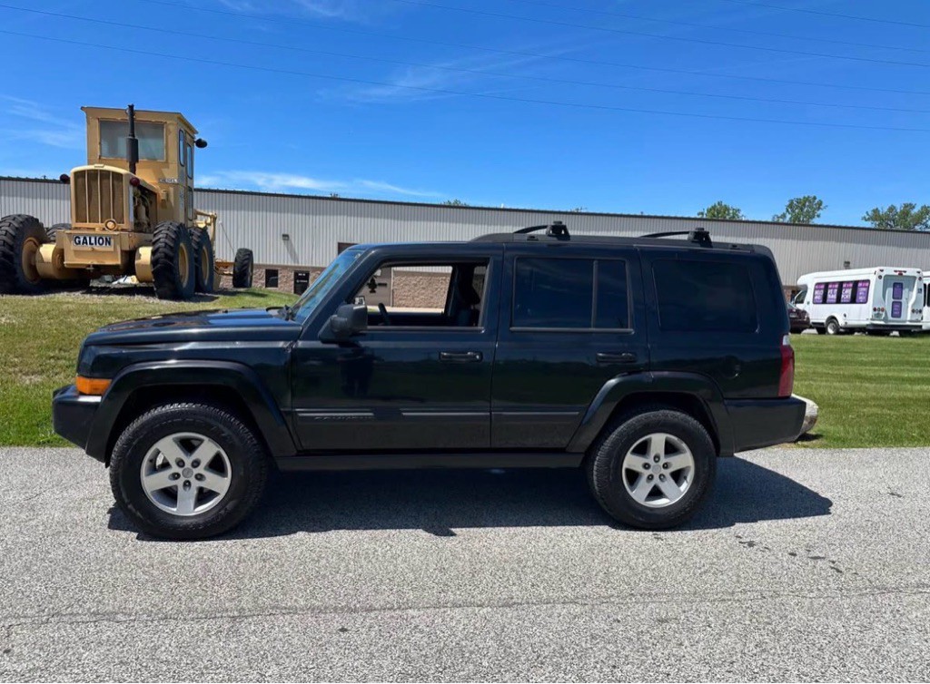 2008 Jeep Commander Image 2