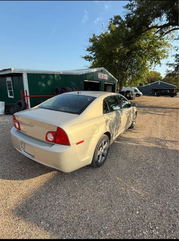 2011 Chevrolet Malibu Image 2