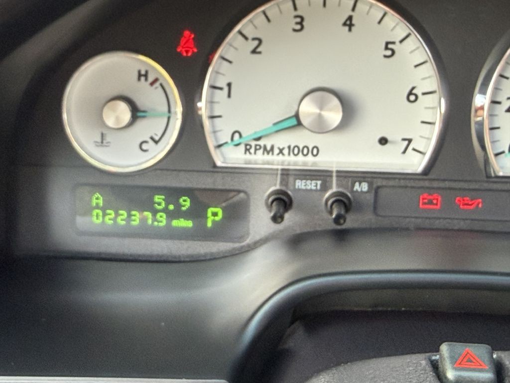 2004 Ford Thunderbird Image 16
