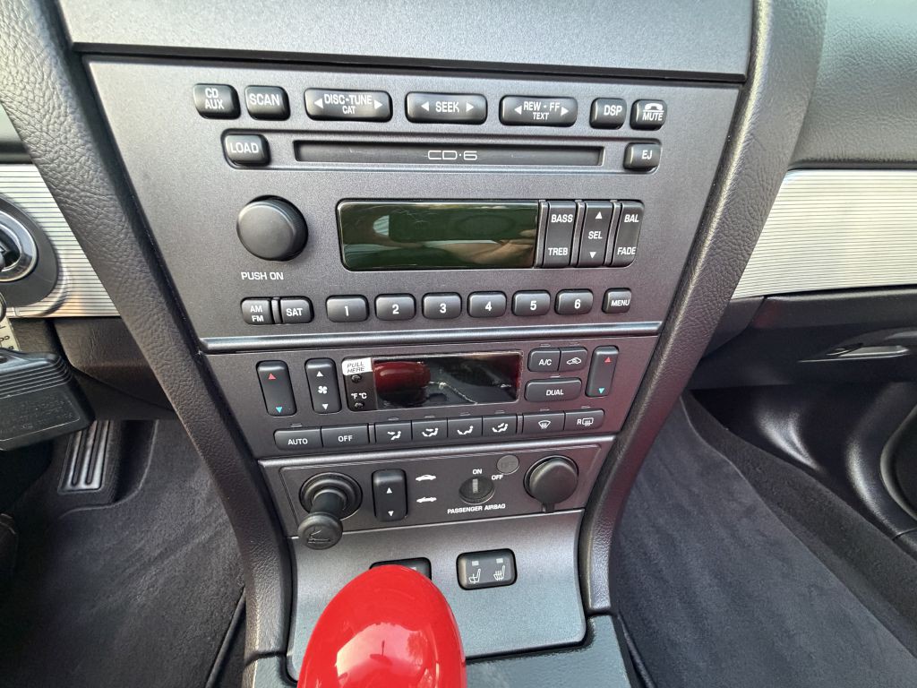 2004 Ford Thunderbird Image 17