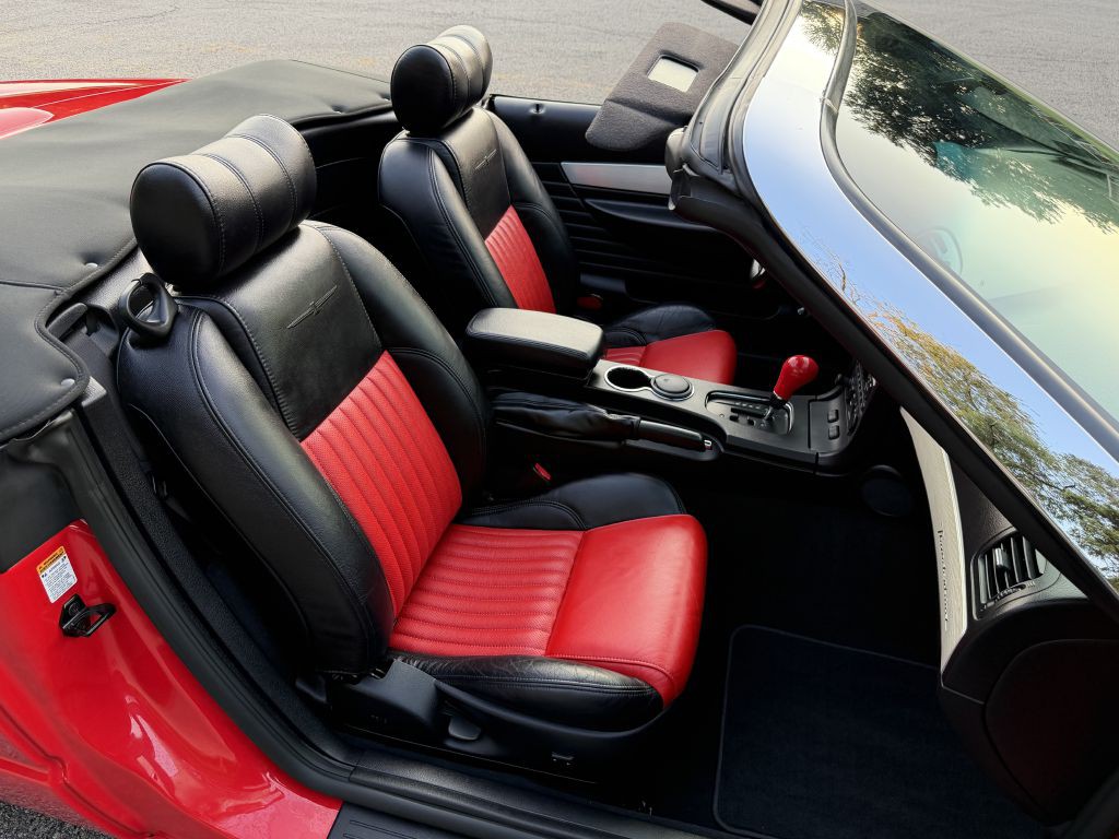 2004 Ford Thunderbird Image 21