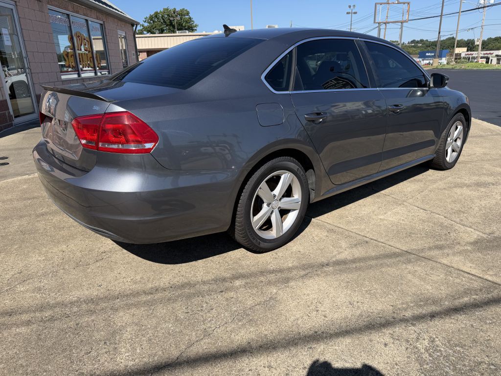 2013 Volkswagen Passat Image 2