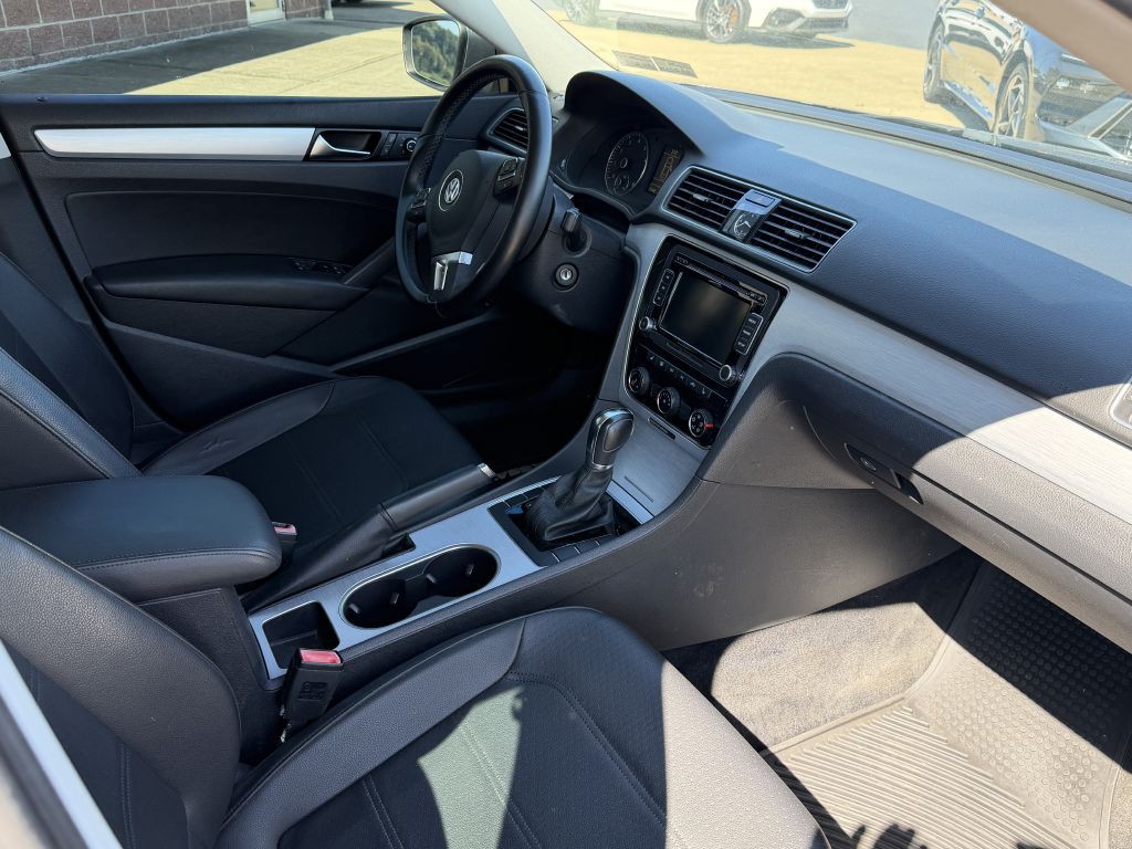 2013 Volkswagen Passat Image 9