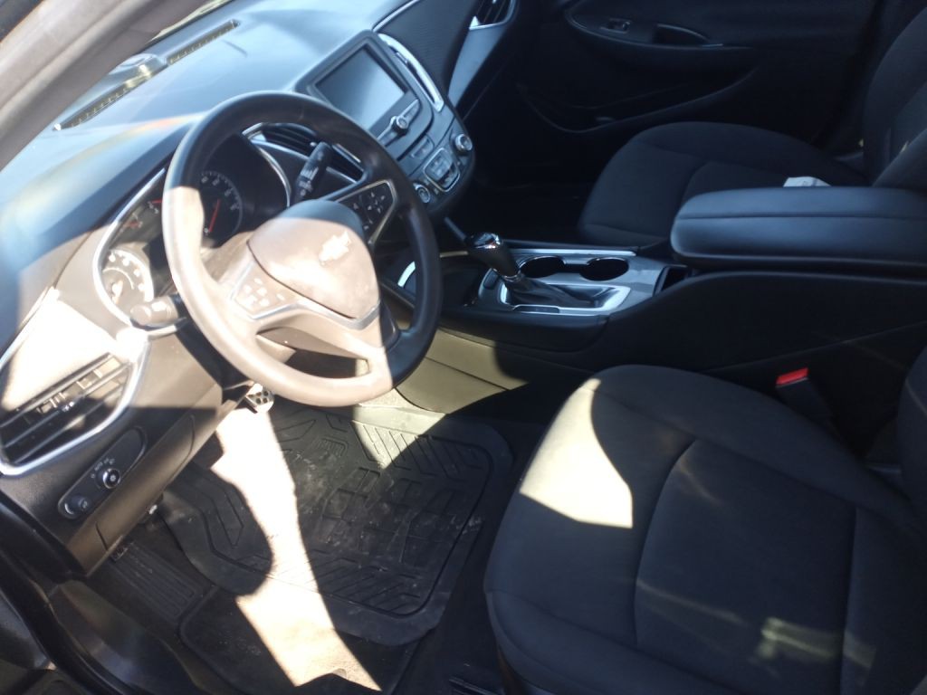 2017 Chevrolet Malibu Image 2