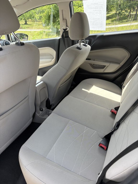 2016 Ford Fiesta Image 6
