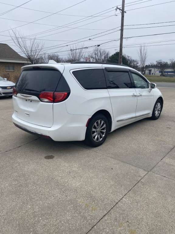 2017 Chrysler Pacifica Image 6