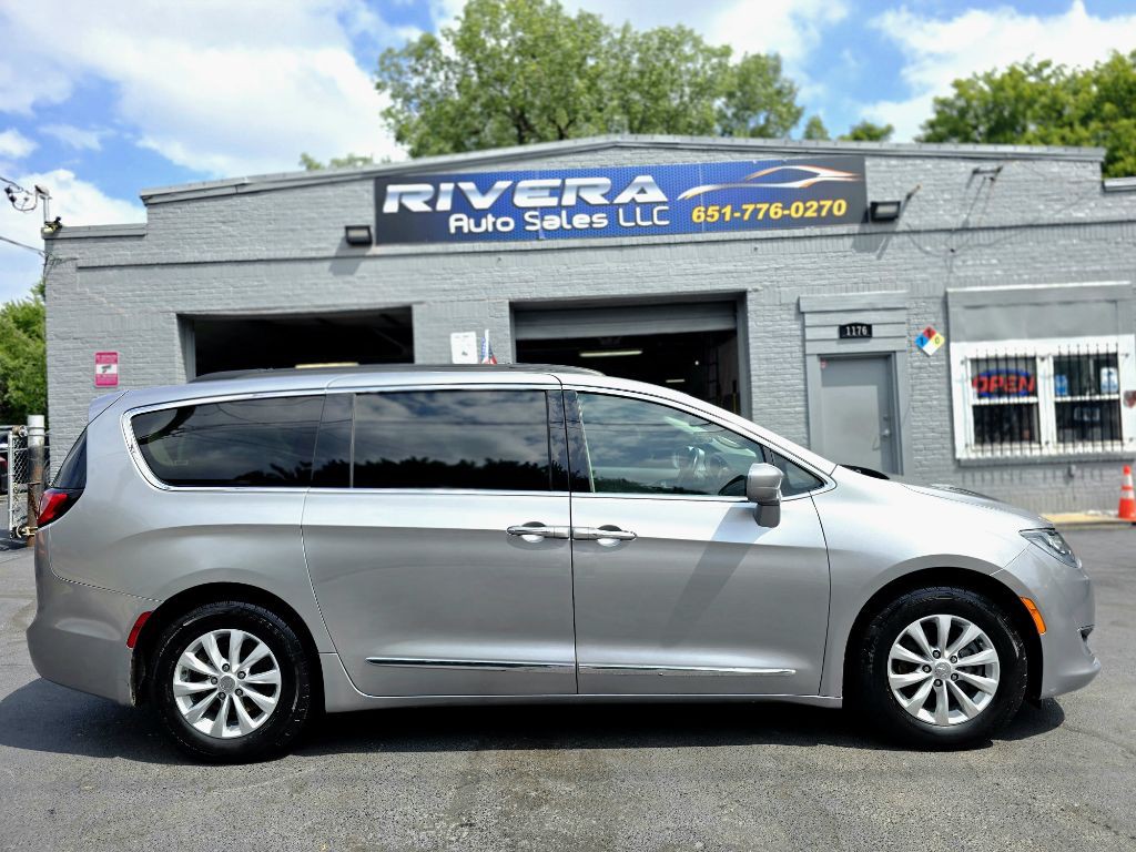 2017 Chrysler Pacifica Image 2