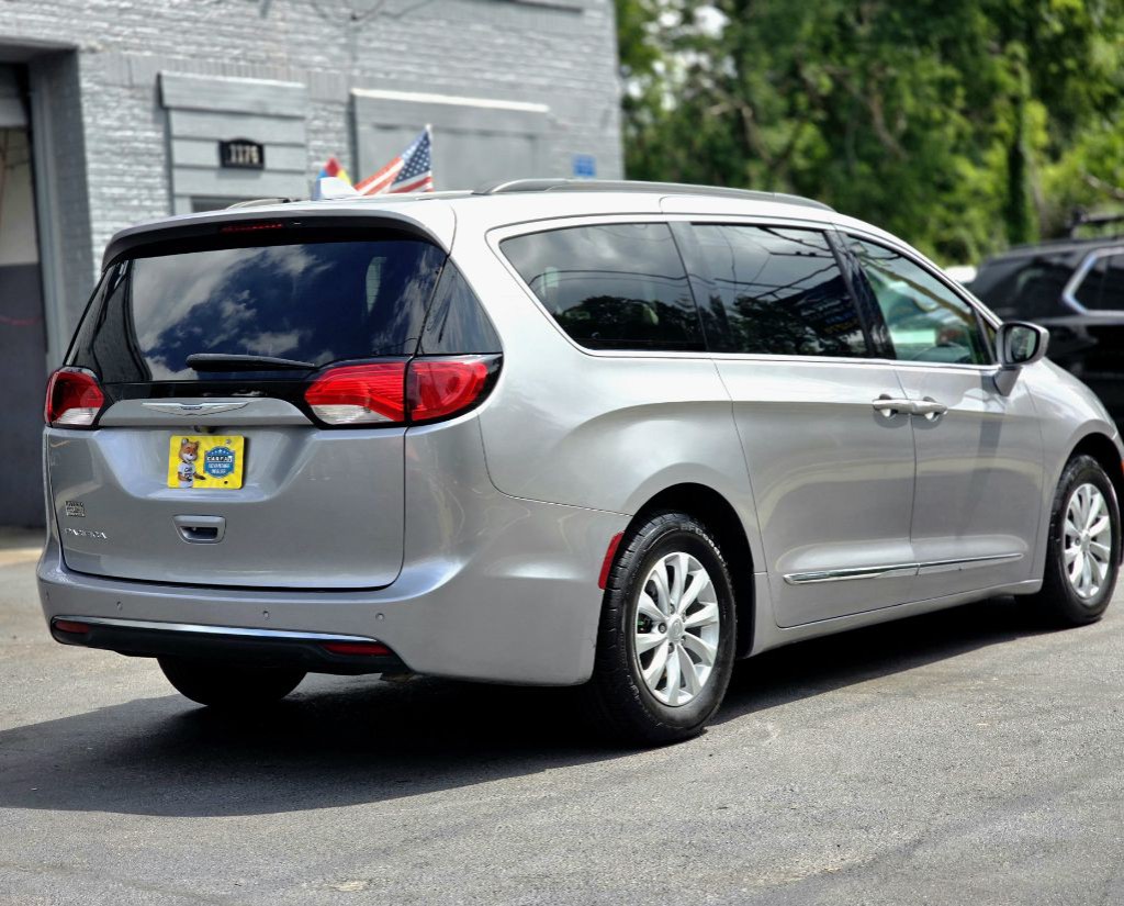 2017 Chrysler Pacifica Image 3