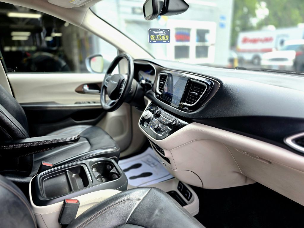 2017 Chrysler Pacifica Image 9