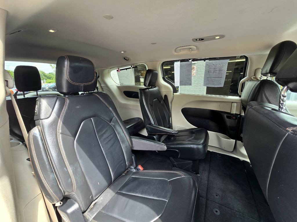 2017 Chrysler Pacifica Image 11
