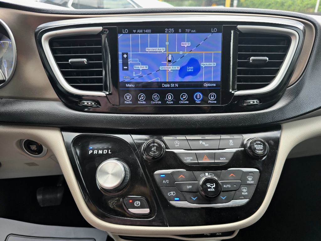 2017 Chrysler Pacifica Image 19