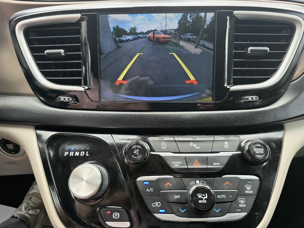 2017 Chrysler Pacifica Image 21