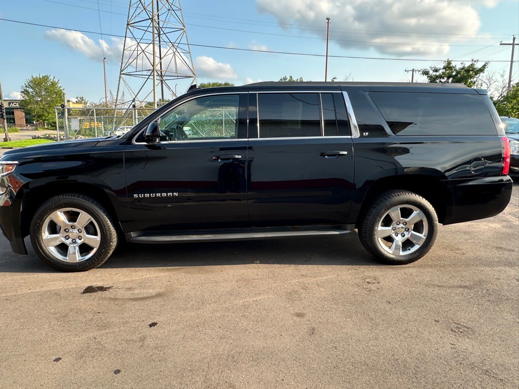 2016 Chevrolet Suburban Image 2