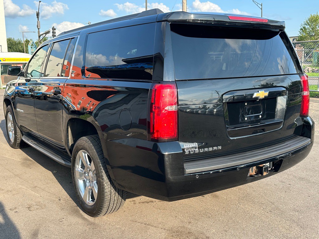 2016 Chevrolet Suburban Image 3