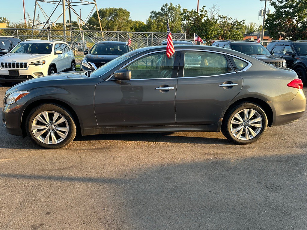 2011 INFINITI M37 Image 2