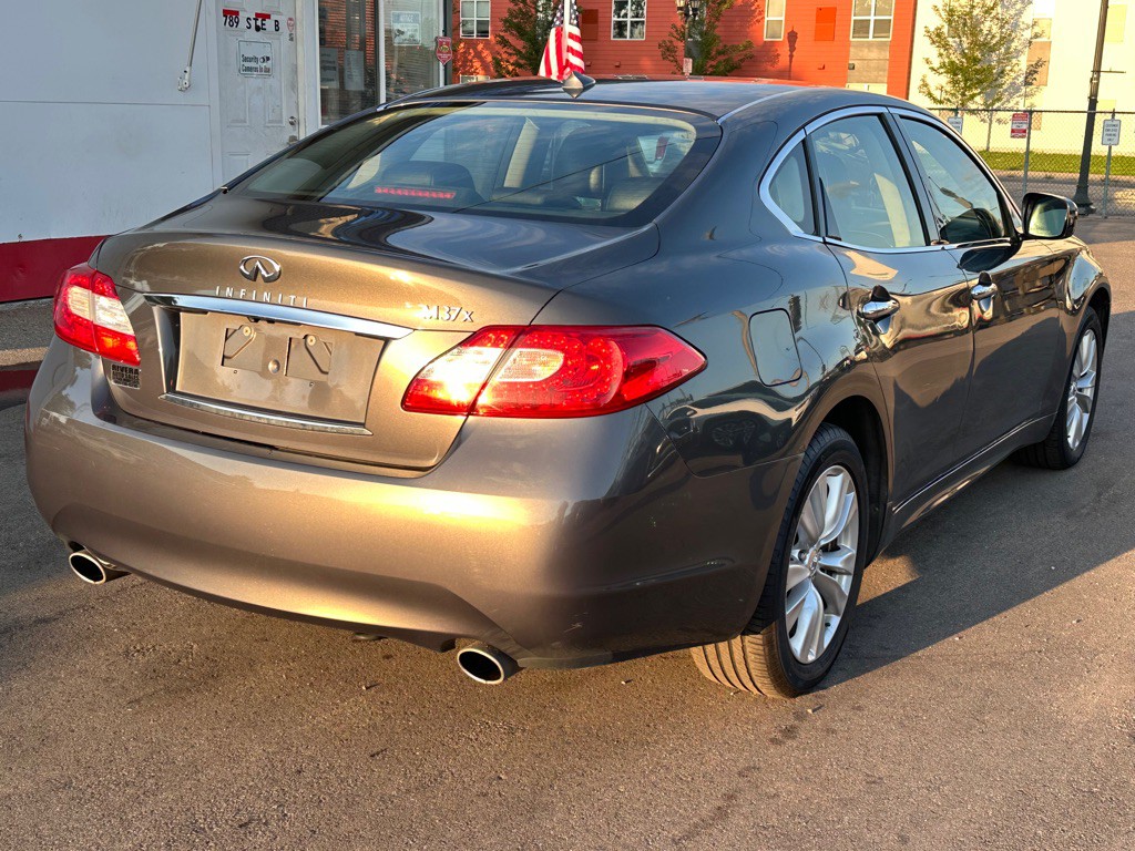2011 INFINITI M37 Image 4