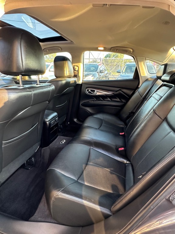 2011 INFINITI M37 Image 8