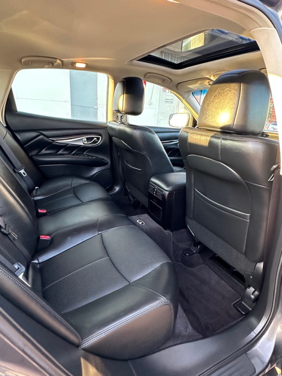 2011 INFINITI M37 Image 9