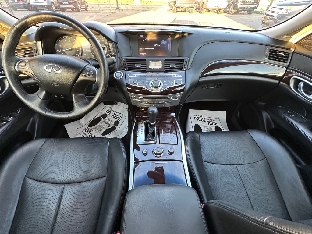 2011 INFINITI M37 Image 10