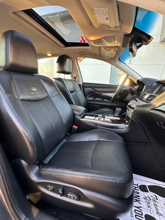 2011 INFINITI M37 Image 12