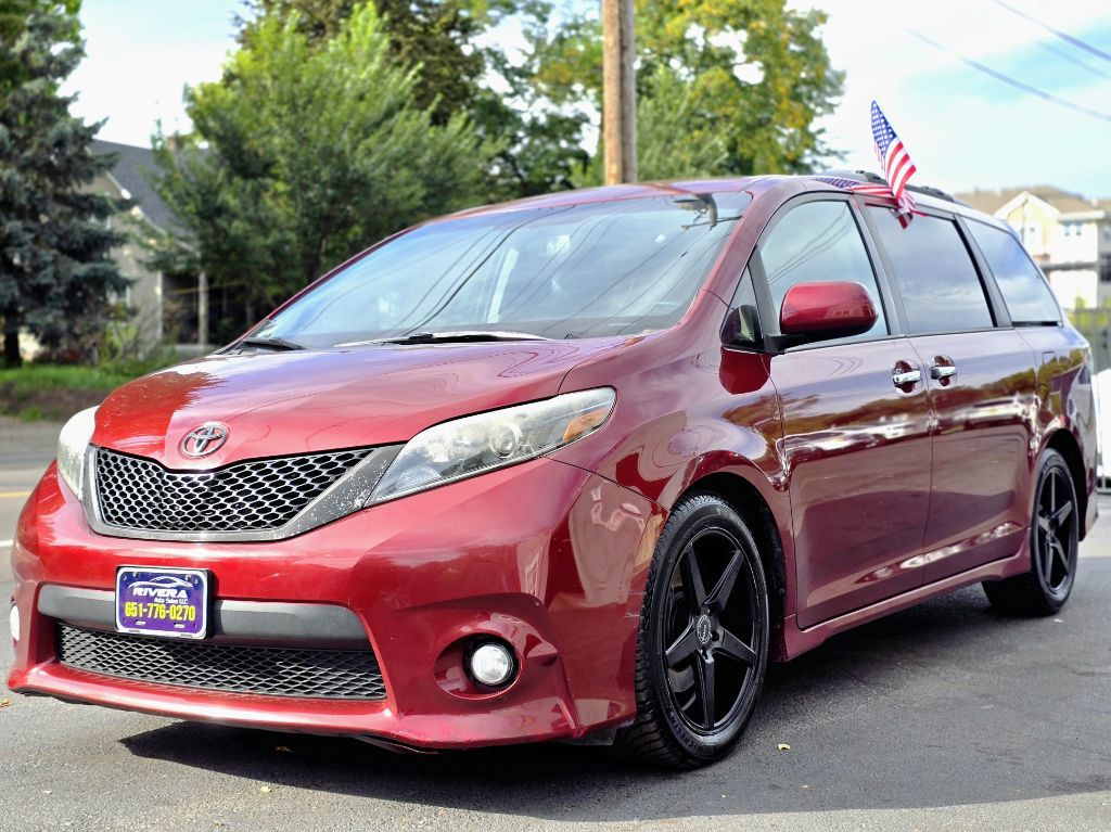2015 Toyota Sienna Image 1