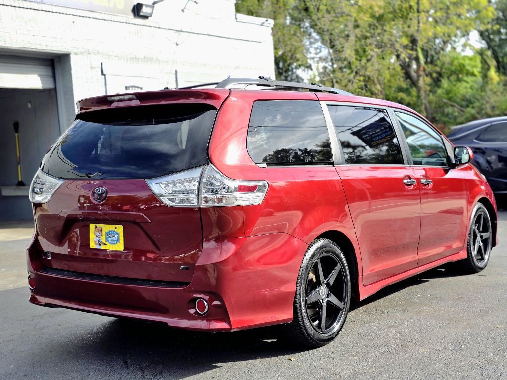 2015 Toyota Sienna Image 2