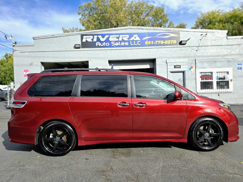 2015 Toyota Sienna Image 3