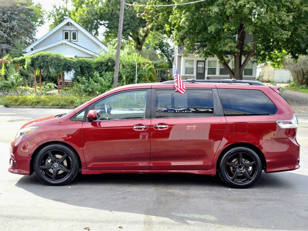 2015 Toyota Sienna Image 6