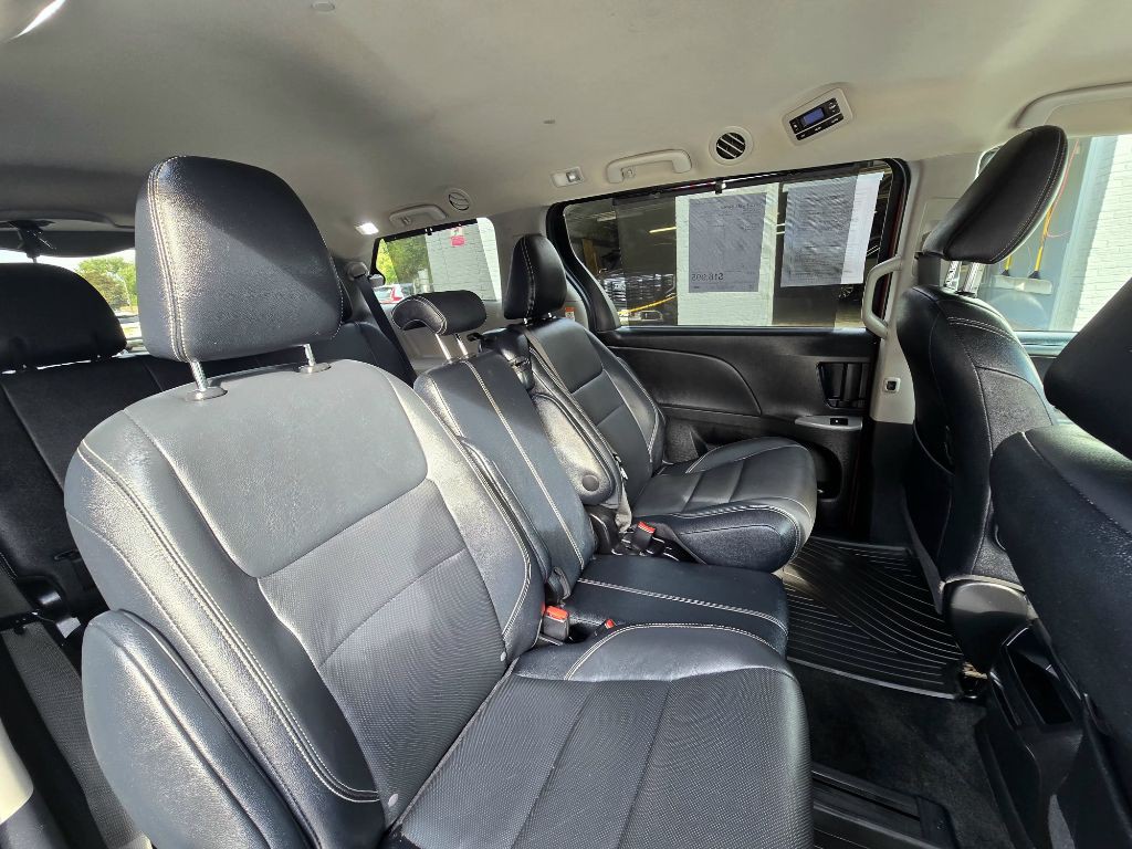 2015 Toyota Sienna Image 9