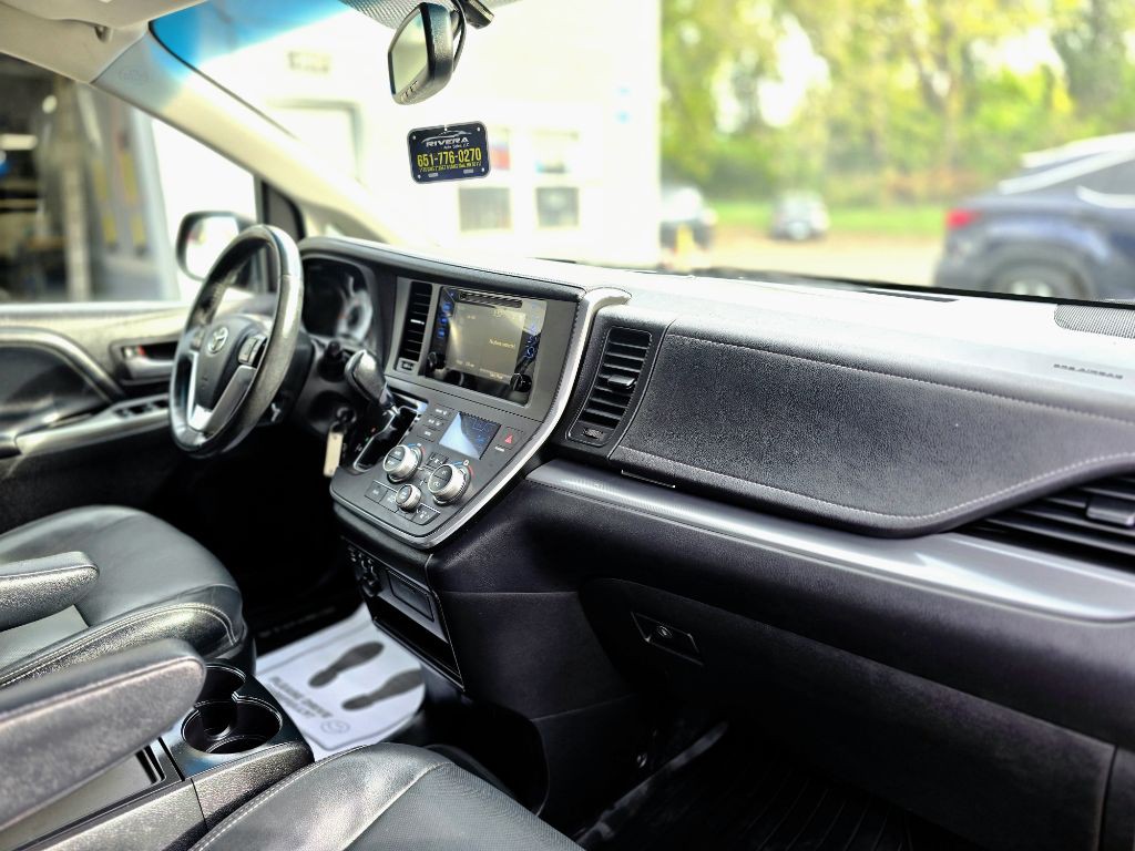 2015 Toyota Sienna Image 10