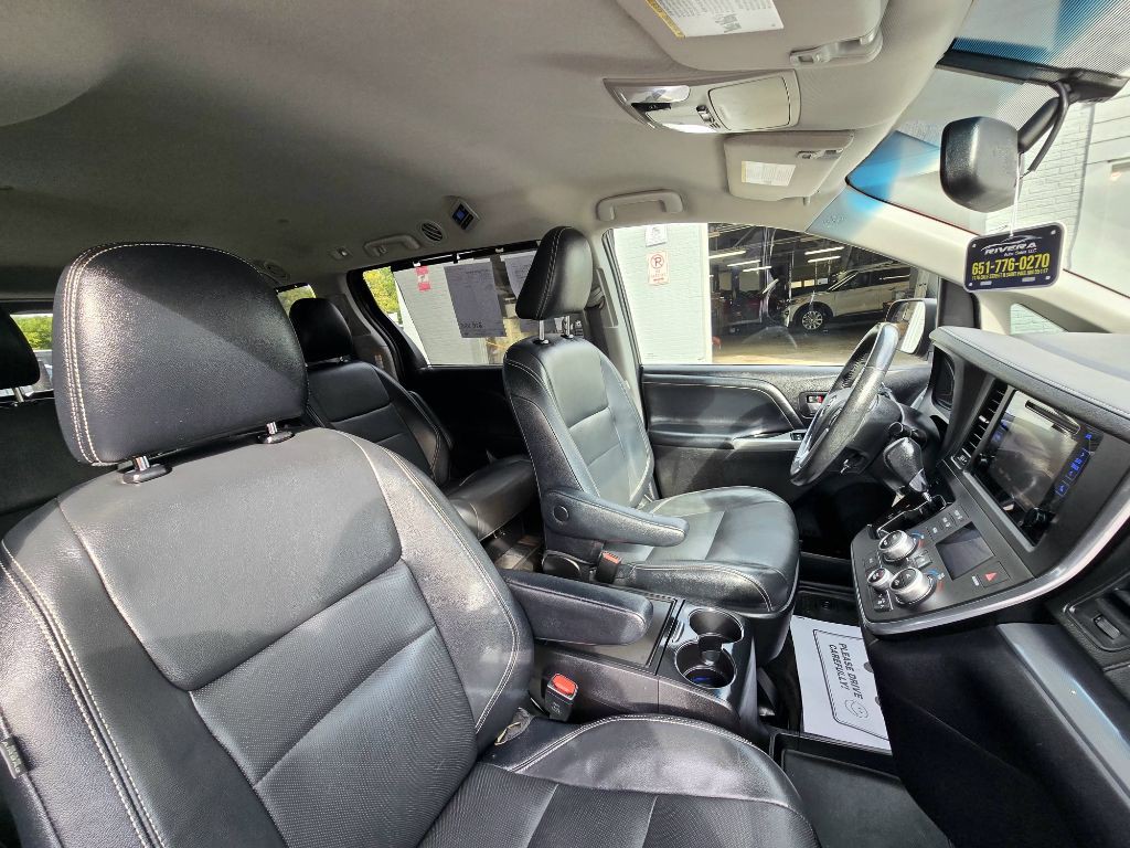 2015 Toyota Sienna Image 11