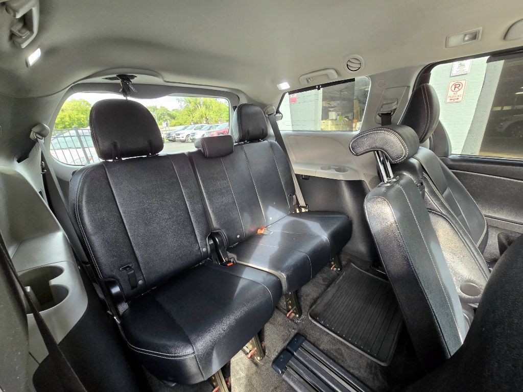 2015 Toyota Sienna Image 12