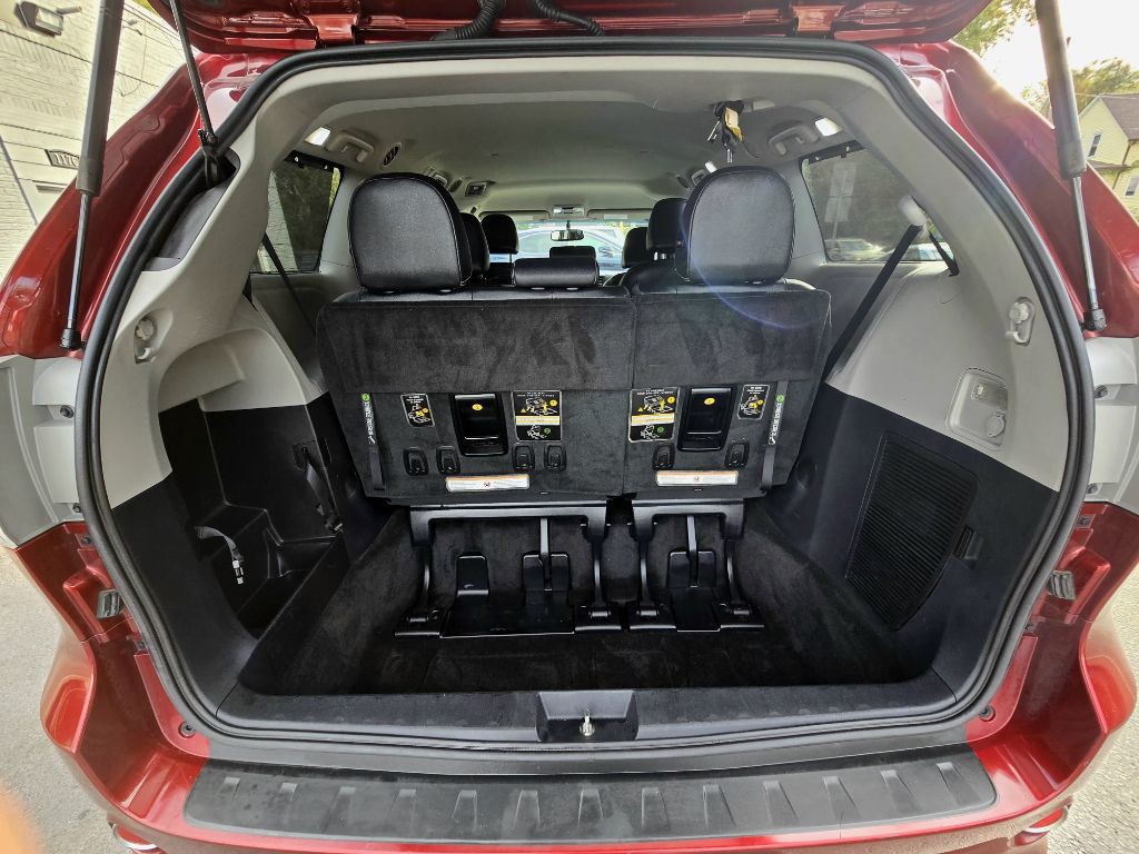 2015 Toyota Sienna Image 13