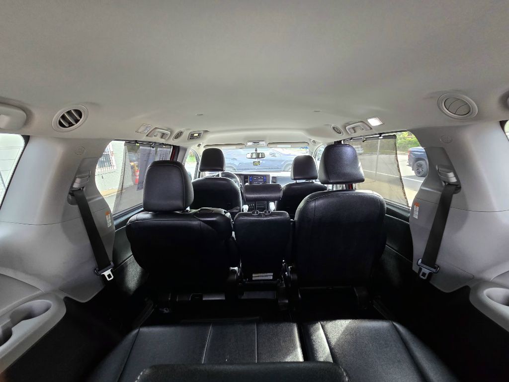 2015 Toyota Sienna Image 14