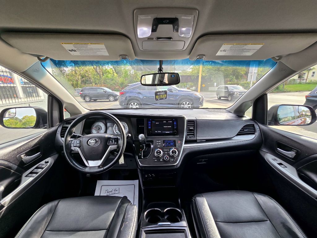2015 Toyota Sienna Image 15