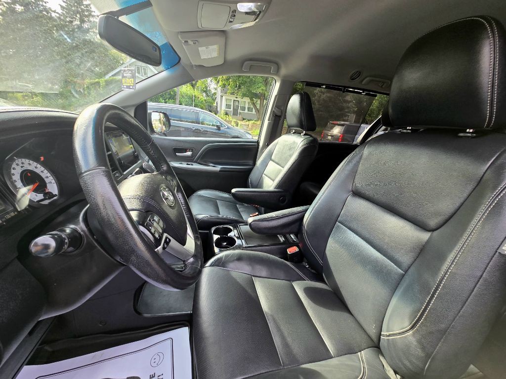 2015 Toyota Sienna Image 16